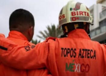 Colombia permite la entrada de rescatistas internacionales mientras las comunidades excavan a mano en busca de sus familiares