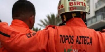 Colombia permite la entrada de rescatistas internacionales mientras las comunidades excavan a mano en busca de sus familiares
