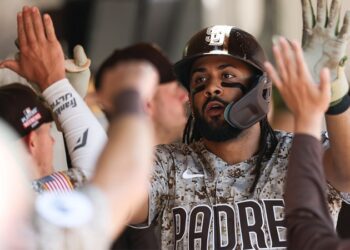 Tatis Jr. se vuelve a volar la cerca dos veces y Padres arrasan con los Mellizos