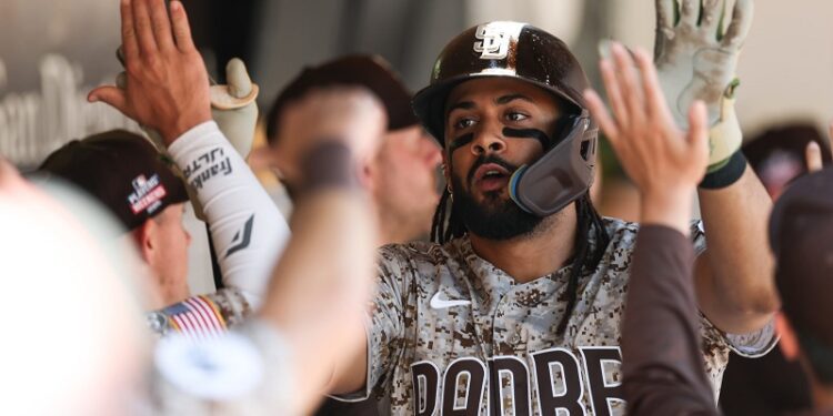 Tatis Jr. se vuelve a volar la cerca dos veces y Padres arrasan con los Mellizos