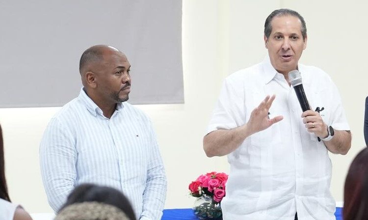 Ministro Víctor Atallah destaca reducción de 82% de los casos de malaria en Azua