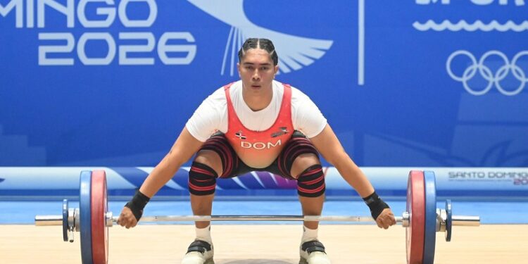 Yudelina Mejía brilla ante su público para obtener el oro en envión
