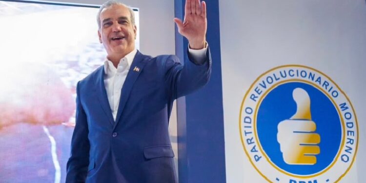 Luis Abinader asume la presidencia del PRM y garantiza unidad 