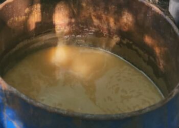 Desmantelan laboratorio clandestino y ocupa más de 10,000 litros de bebidas alcohólicas adulteradas