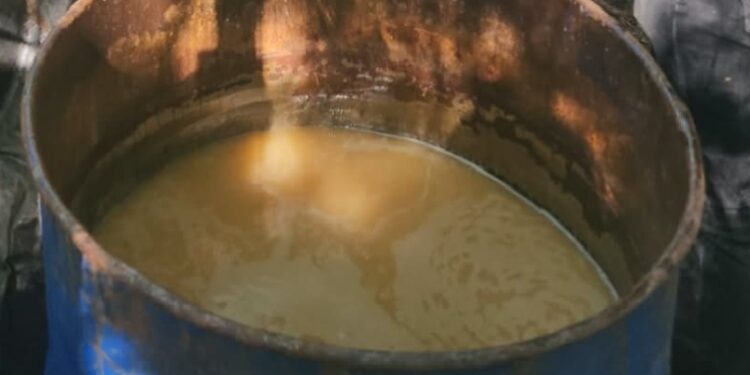 Desmantelan laboratorio clandestino y ocupa más de 10,000 litros de bebidas alcohólicas adulteradas