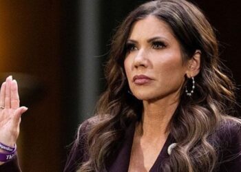 Exsecretaria de EEUU Kristi Noem se divorcia tras el escándalo de travestismo de su marido