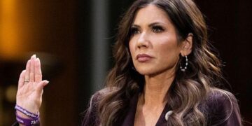 Exsecretaria de EEUU Kristi Noem se divorcia tras el escándalo de travestismo de su marido