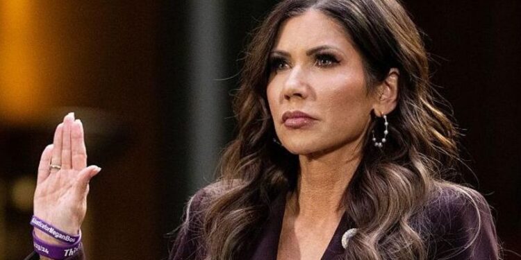 Exsecretaria de EEUU Kristi Noem se divorcia tras el escándalo de travestismo de su marido
