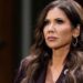 Exsecretaria de EEUU Kristi Noem se divorcia tras el escándalo de travestismo de su marido