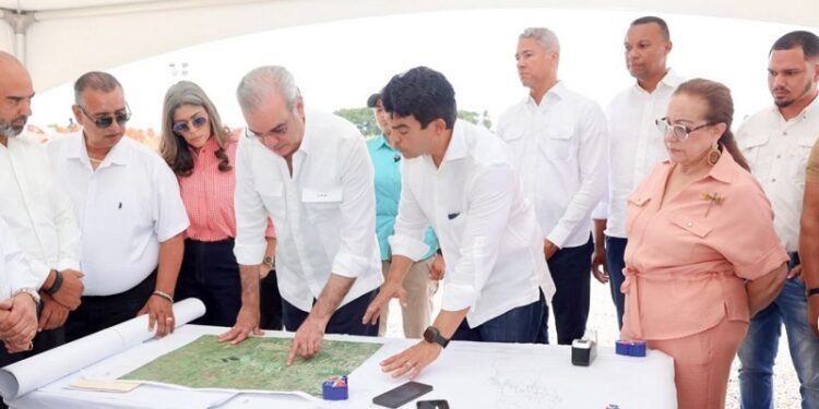 Presidente Abinader supervisa avances del alcantarillado sanitario de Licey al Medio