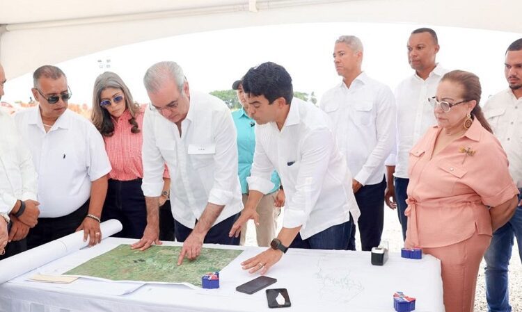 Presidente Abinader supervisa avances del alcantarillado sanitario de Licey al Medio