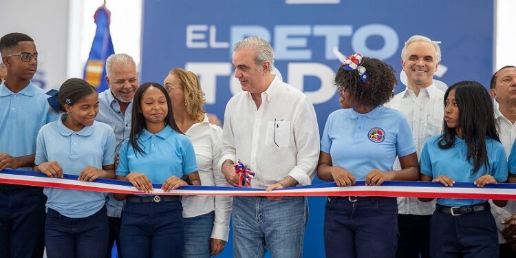 Presidente Abinader inaugura techado de centro educativo en Cambita