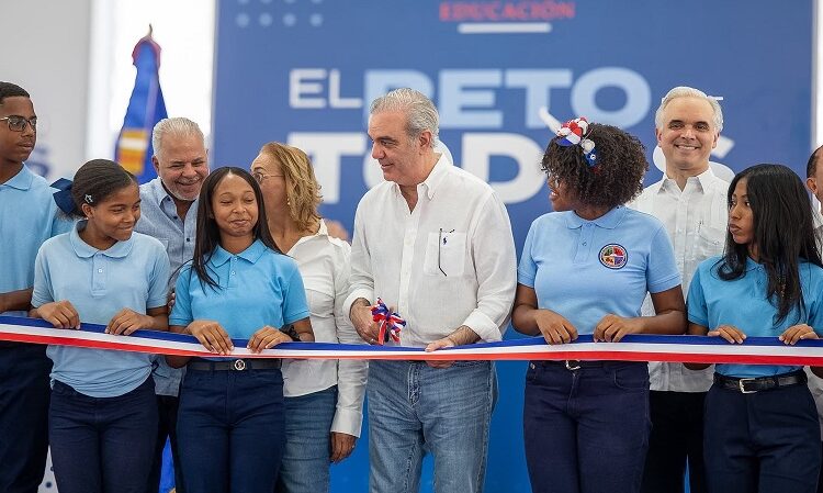Presidente Abinader inaugura techado de centro educativo en Cambita