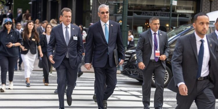 Presidente Abinader recorre a pie calles de Nueva York