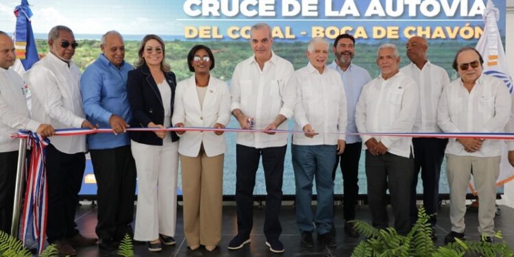 Presidente Abinader inaugura carretera de Boca de Chavón