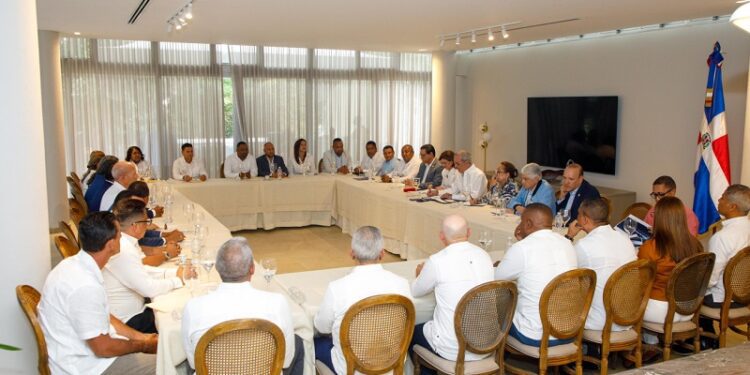 Presidente Abinader se reúne con Aprocovici, Amaprosan y Compromiso Santiago