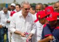 Presidente Abinader inaugura campo de béisbol Nelson Mateo en Pizarrete