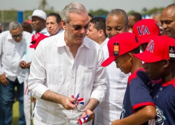 Presidente Abinader inaugura campo de béisbol Nelson Mateo en Pizarrete