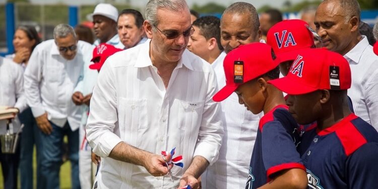 Presidente Abinader inaugura campo de béisbol Nelson Mateo en Pizarrete
