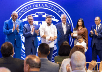 Abinader inicia entrega oficial del pasaporte electrónico para dominicanos en NY, Nueva Jersey y Boston