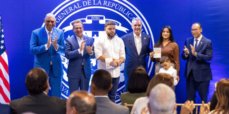 Abinader inicia entrega oficial del pasaporte electrónico para dominicanos en NY, Nueva Jersey y Boston