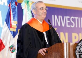 Presidente Abinader llama a 147 servidores públicos graduados a poner sus conocimientos al servicio de la ciudadanía