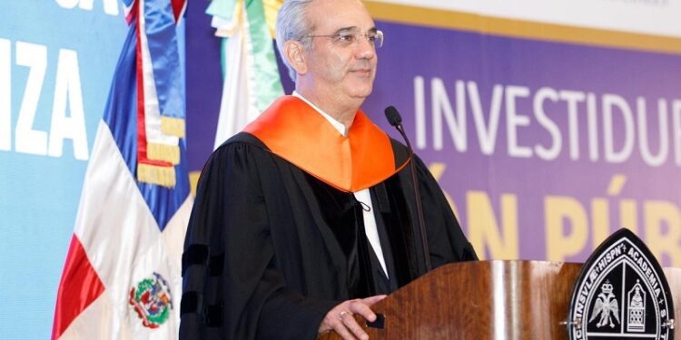Presidente Abinader llama a 147 servidores públicos graduados a poner sus conocimientos al servicio de la ciudadanía