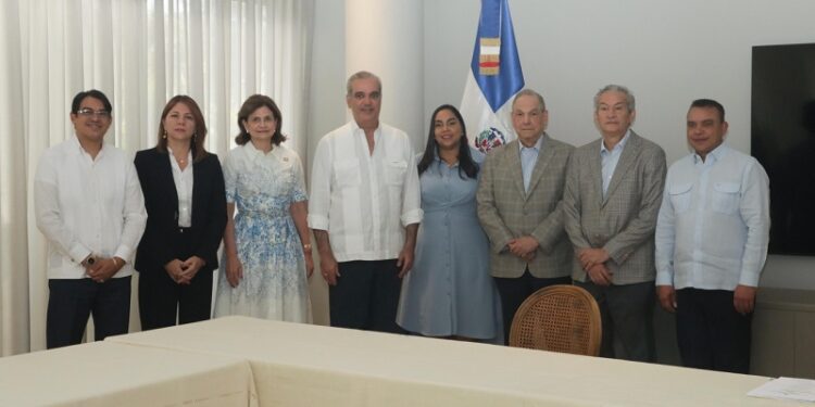 Presidente Abinader toma juramento al voluntariado del Hospital Periférico Monte Adentro Dr. Antonio Trueba