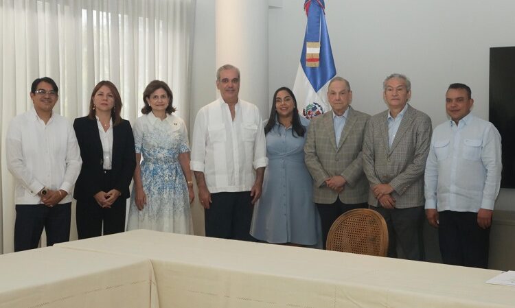 Presidente Abinader toma juramento al voluntariado del Hospital Periférico Monte Adentro Dr. Antonio Trueba
