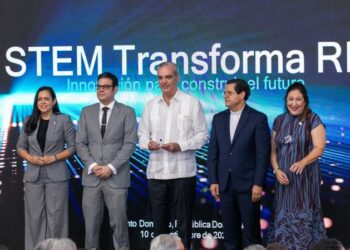 Presidente Abinader apoya creación de laboratorio de semiconductores de la PUCMM
