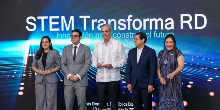 Presidente Abinader apoya creación de laboratorio de semiconductores de la PUCMM