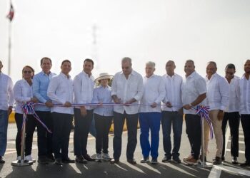 Presidente Abinader inaugura en Matanzas puente sobre el río Galeón y asfaltado de calles
