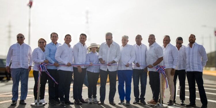 Presidente Abinader inaugura en Matanzas puente sobre el río Galeón y asfaltado de calles