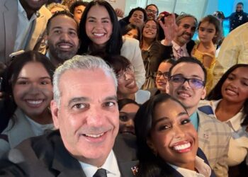 Presidente Abinader anuncia 300 becas para jóvenes dominicanos residentes en NY