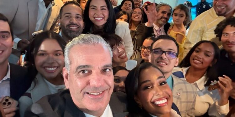 Presidente Abinader anuncia 300 becas para jóvenes dominicanos residentes en NY