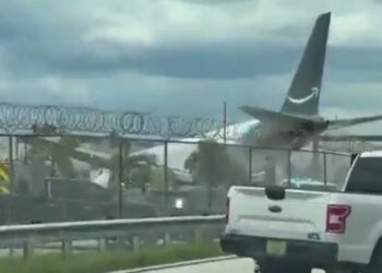 VIDEO: Avión de carga se accidenta en el aeropuerto de Miami con llamas visibles en el aire