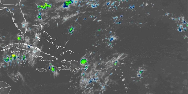 Onda tropical y vaguada provocarán aguaceros fuertes hacia el interior del país