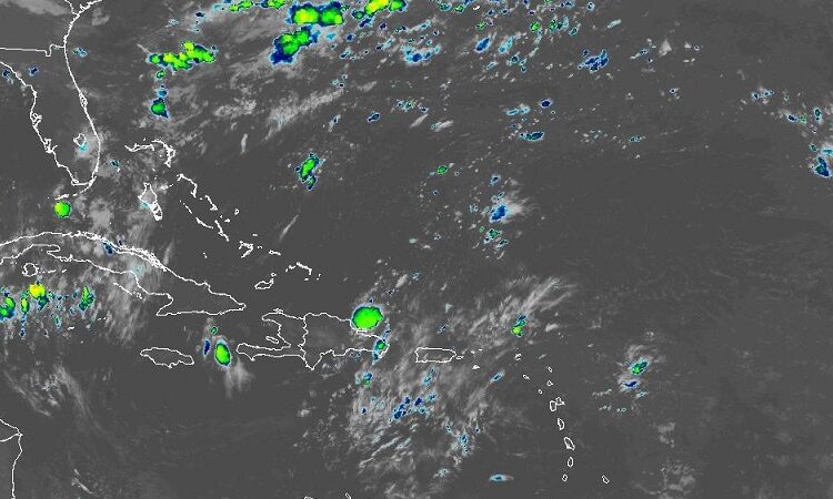 Onda tropical y vaguada provocarán aguaceros fuertes hacia el interior del país