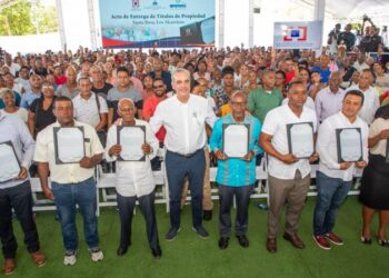 Presidente Abinader entrega 1.750 títulos de propiedad en Los Alcarrizos