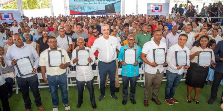 Presidente Abinader entrega 1.750 títulos de propiedad en Los Alcarrizos