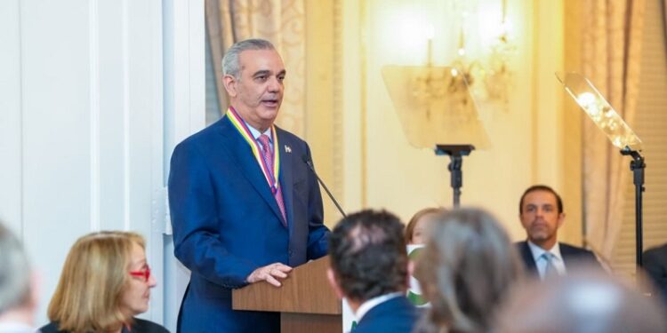 Reconocen por su liderazgo al presidente Abinader con la Insignia de Oro, el más alto honor de Americas Society
