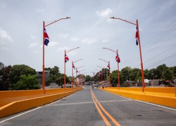 Presidente Luis Abinader inaugura puente Los Hierros en Baní