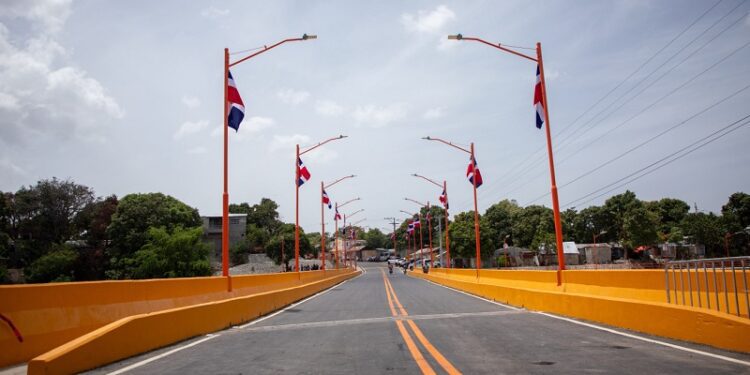 Presidente Luis Abinader inaugura puente Los Hierros en Baní