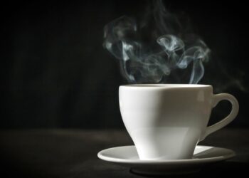 El peligro oculto en una taza de té o café muy caliente