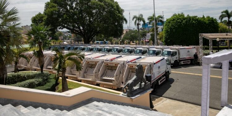 Presidente Abinader entrega 50 camiones compactadores para fortalecer la recogida de basura