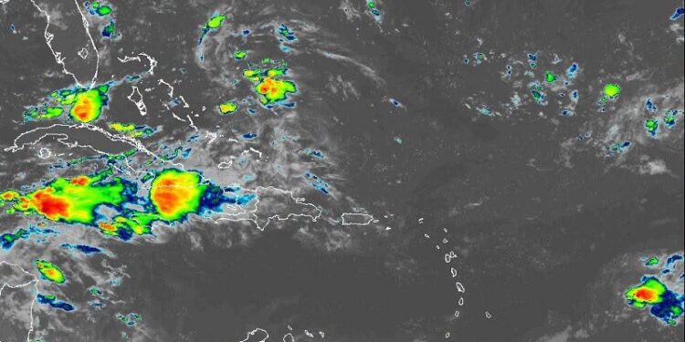 Aguaceros y tormentas eléctricas hacia el interior en la tarde
