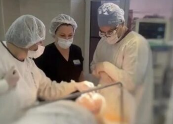 Joven acude al médico porque algo se movía dentro de un ojo y encuentran algo vivo allí