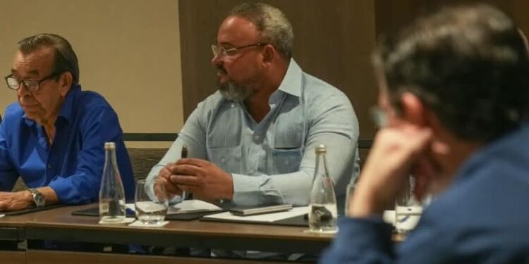 Gobierno fortalece diálogo con transportistas tras recientes alzas en los precios de los combustibles