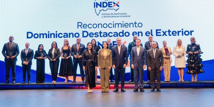 Presidente Abinader reconoce a 14 dominicanos destacados en EU