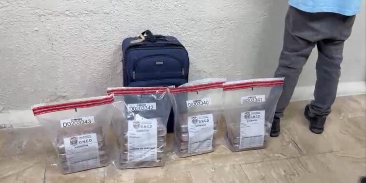 Detienen a canadiense con 14 paquetes de presunta cocaína cuando iba a viajar a Londres